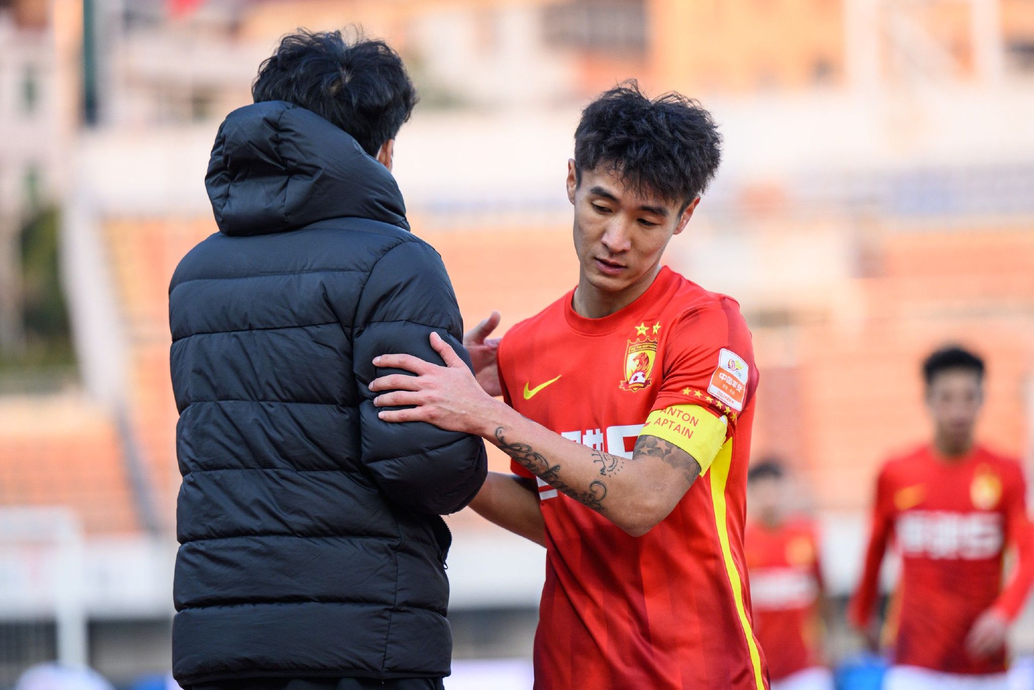 于伯赶紧说道：叶大师您放心，我亲自看着他俩。